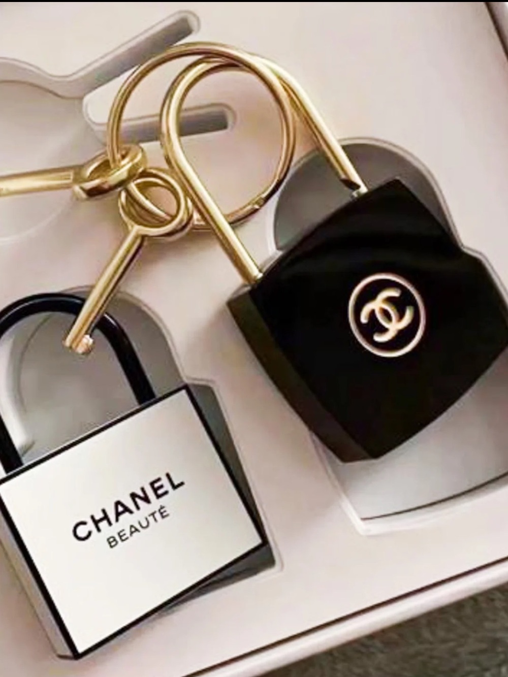 Black & White Padlock Keychain Set - CHANEL Beauté